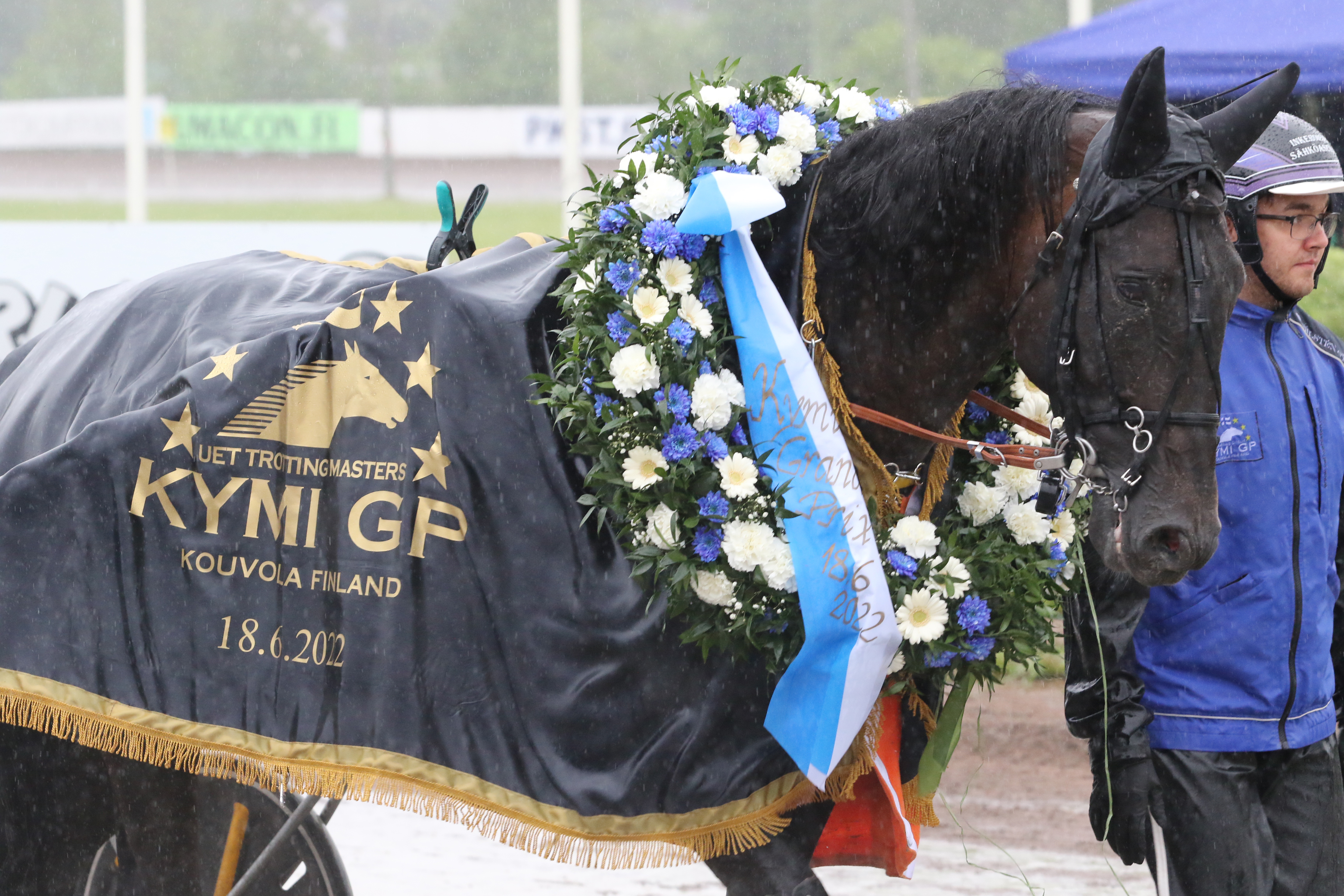 Earl Simon ravasi Kymi Grand Prix'n voittoon Kouvolassa - Hippos